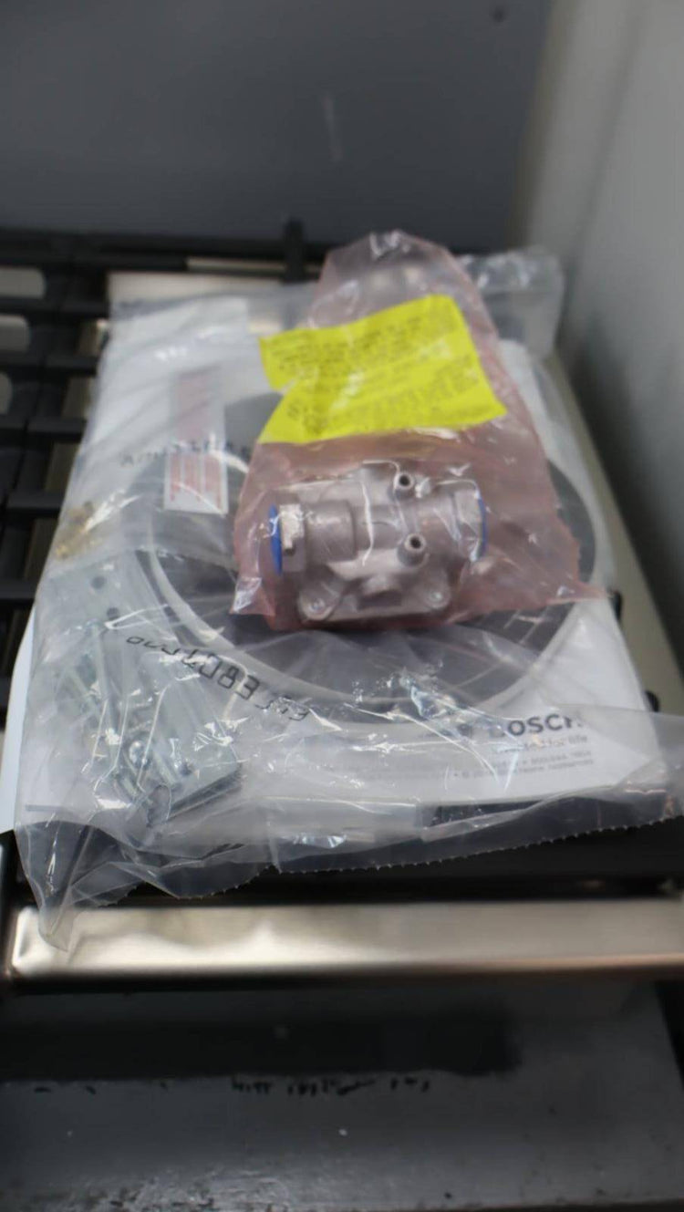 Bosch Benchmark Series 36" OptiSim Dual Stacked Burner Gas Cooktop NGMP656UC