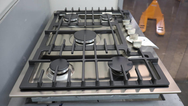 Bosch 30" 500 Series Red LED Light 5 Sealed Burners Gas Cooktop NGM5059UC