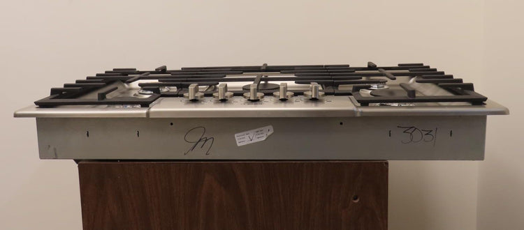Bosch Benchmark Series NGMP656UC 36" Gas Cooktop with Dual Stacked Burner