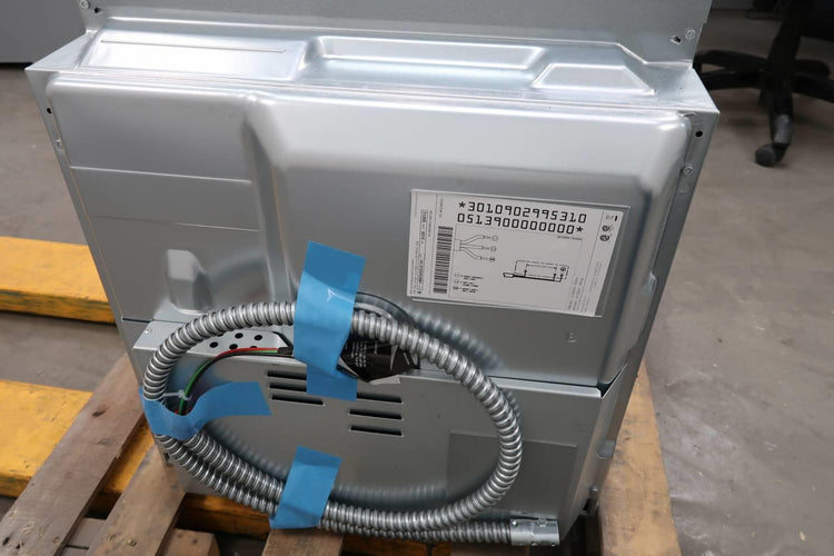 Bosch 500 Series 24" 11 Mode SS Home Connect Single Electric Wall Oven HBE5452UC