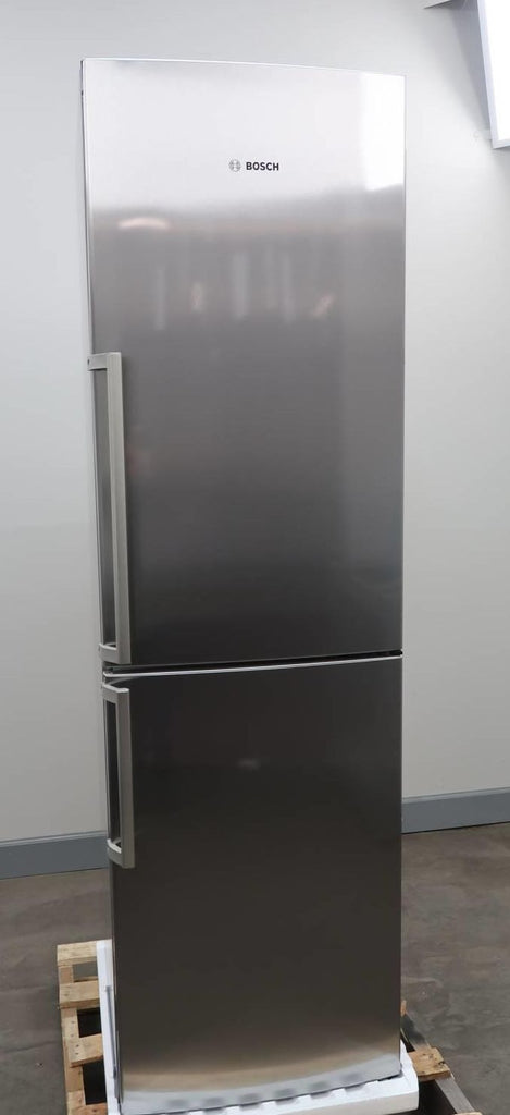 Bosch 500 Series 24" SS Counter Depth Bottom-Freezer Refrigerator B11CB50SSS