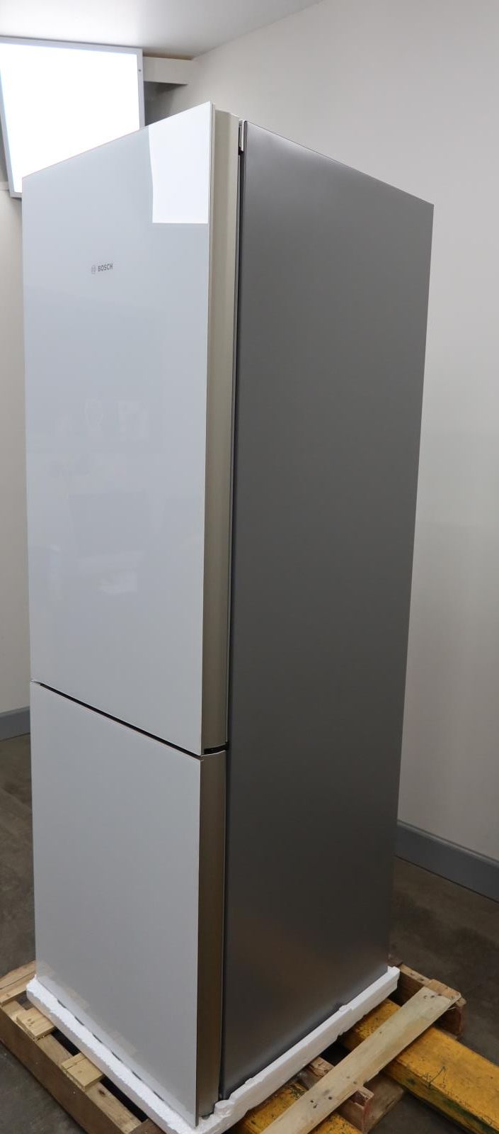 Bosch 800 Series 24" 10 Cu. Ft Freestanding Bottom Mount Refrigerator B10CB81NVW