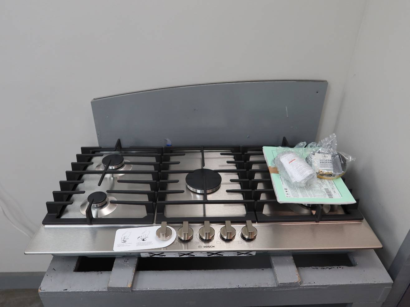Bosch 300 Series 36" Drop-In Stainless 5 Sealed Burners Gas Cooktop NGM3650UC