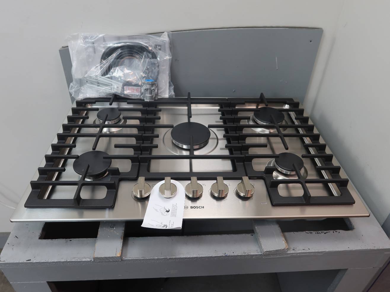 Bosch 500 Series Stainless 30" OptiSim 5 Sealed Burners Gas Cooktop NGM5058UC