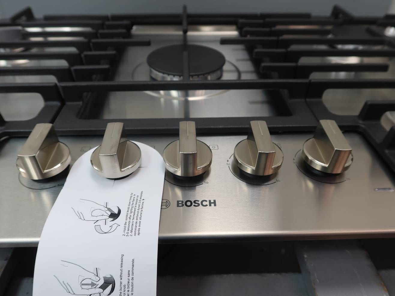Bosch 500 Series 36 Inch Stainless 5 Sealed Burners Gas Cooktop NGM5658UC