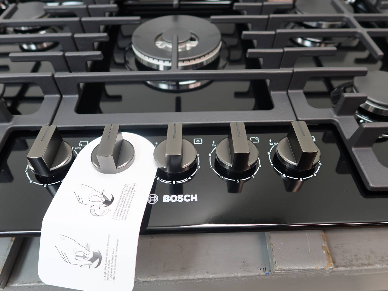 Bosch 800 Series 30" Black Gas Cooktop with 5 Sealed Burners NGM8048UC
