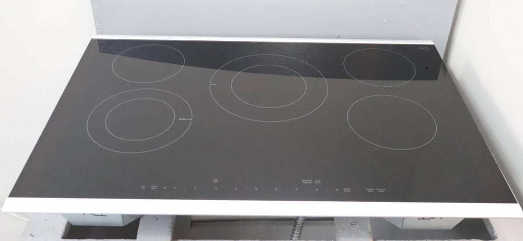 Bosch 30" 5 Element Ceramic Surface Electric Benchmark Series Cooktop NETP069SUC