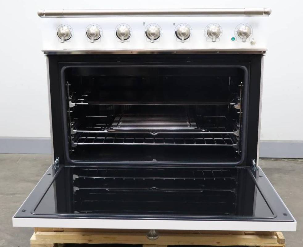 La Cornue 36" Freestanding White Induction Range 3.81 Ft. Oven Cap. C9WNI