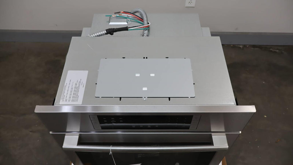 Bosch 27" 4.1 cu.ft Convection Single 800 Series Electric Wall Oven HBN8451UC