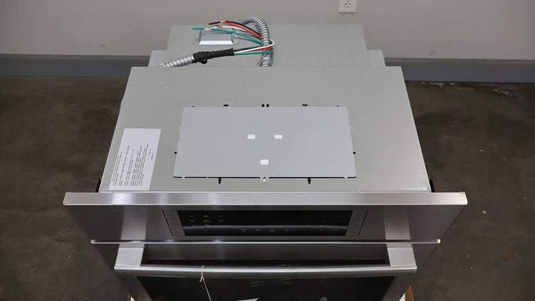 Bosch 27" 4.1 cu.ft Convection Single 800 Series Electric Wall Oven HBN8451UC